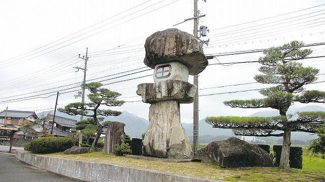 自然石の石灯籠